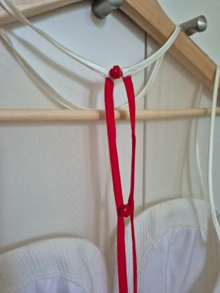 Vestido corto blanco con rosas rojas