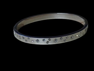 Pulsera Plateada con Piedras Brillantes
