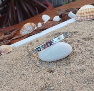 Pulsera Plateada con Piedras Brillantes