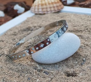 Pulsera Plateada con Piedras Brillantes