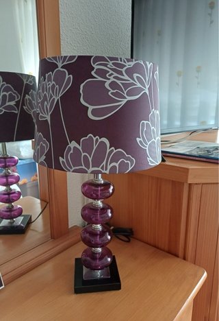 Lámpara de mesa morada y negra