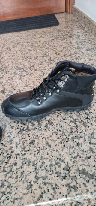 Botas negras con suela amarilla senderismo hombre