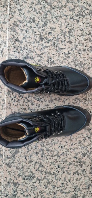 Botas negras con suela amarilla senderismo hombre