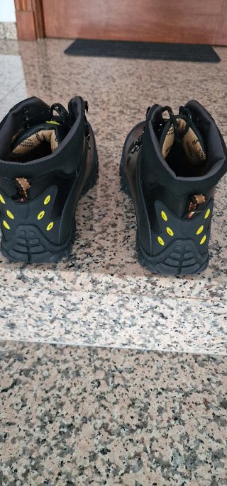 Botas negras con suela amarilla senderismo hombre