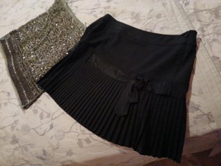 Falda negra plisada con lazo y la otra de pedrería