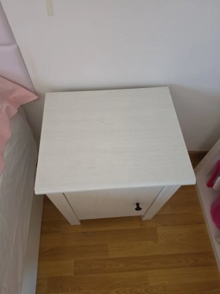 Mesita de noche blanca de madera