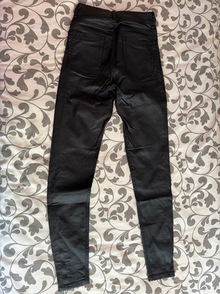 Pantalón efecto piel negro