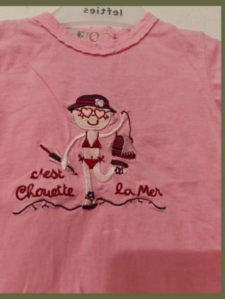Camiseta bebé rosa bordada