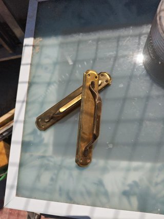 2 tiradores dorados para puerta