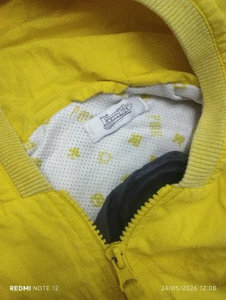 Chubasquero amarillo con capucha
