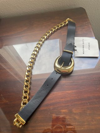 Cinturón elegante negro con cadena dorada
