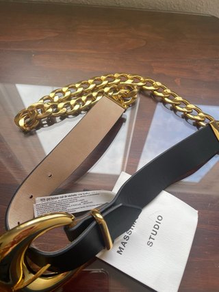 Cinturón elegante negro con cadena dorada