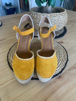 Alpargatas cuña color mostaza talla 40