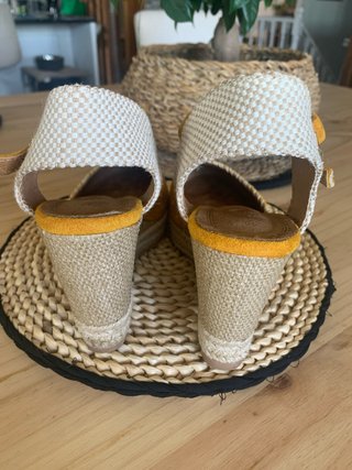 Alpargatas cuña color mostaza talla 40