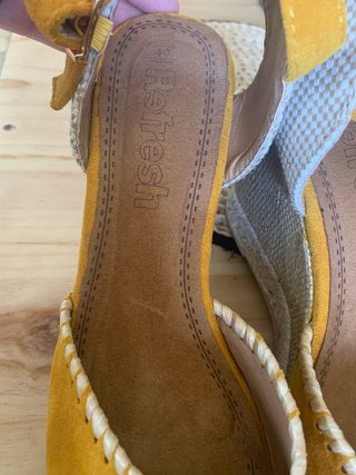 Alpargatas cuña color mostaza talla 40