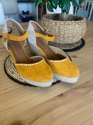 Alpargatas cuña color mostaza talla 40