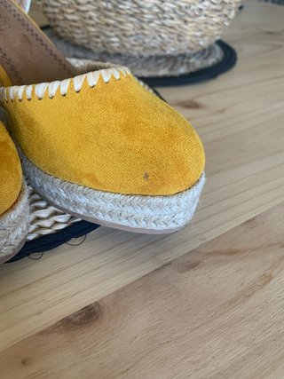 Alpargatas cuña color mostaza talla 40