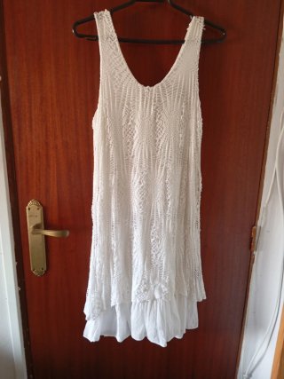 Vestido blanco de tirantes con encaje