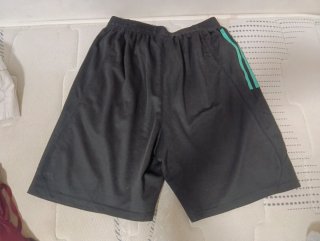 Pantalones Adidas Negros con Detalles Verdes