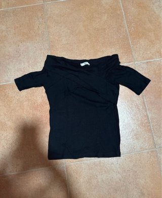 Camiseta negra manga corta asimétrica