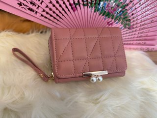 Cartera rosa rombos con perlas