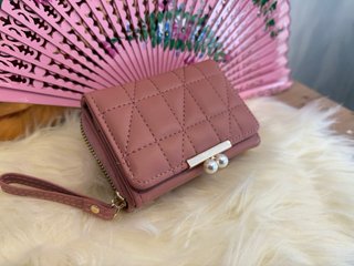 Cartera rosa rombos con perlas