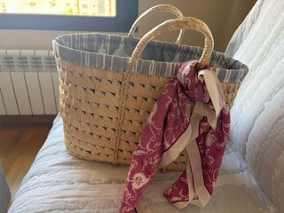 Cesta de palma con forro y pañuelo