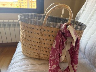 Cesta de palma con forro y pañuelo