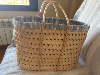 Cesta de palma con forro y pañuelo