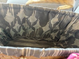 Cesta de palma con forro y pañuelo