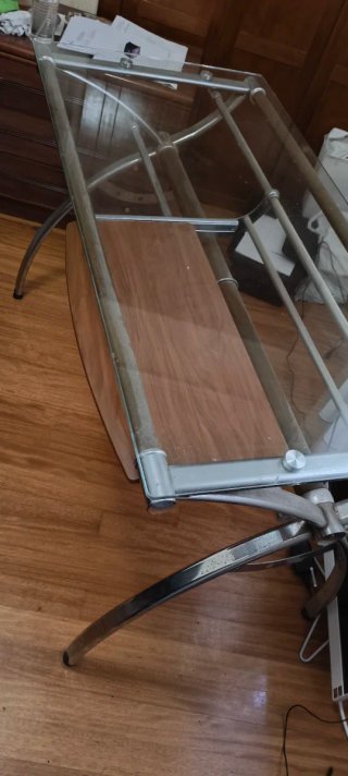 Mesa de ordenador cristal y metal