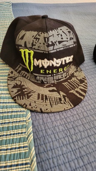 Gorra DC y gorra Monster Eanergy
