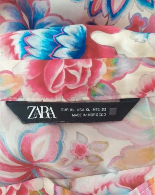 Blusa Zara flores satinada fluida