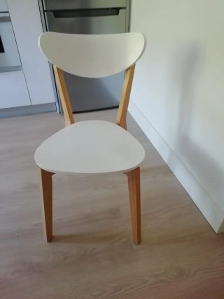Mesa extensible y 4 sillas blancas