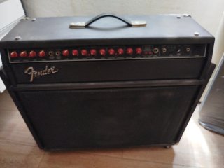 Altavoz Fender Made in USA. Tiene ruedas y asas