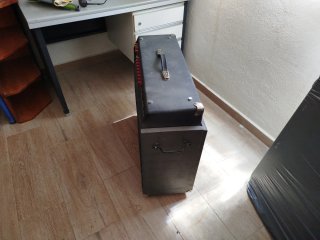 Altavoz Fender Made in USA. Tiene ruedas y asas