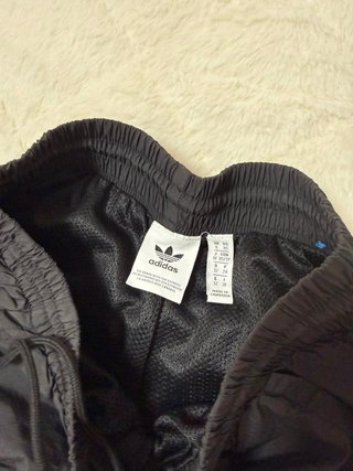 Pantalón Adidas Negro con Diseño Blanco