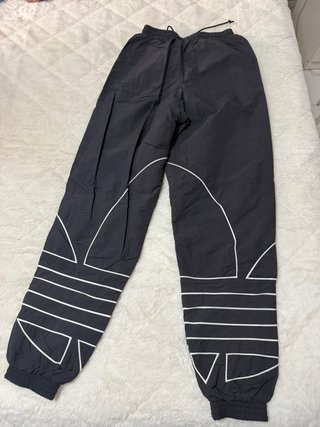 Pantalón Adidas Negro con Diseño Blanco