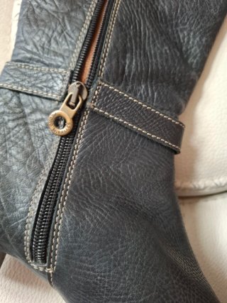 Botas de piel negra con hebillas