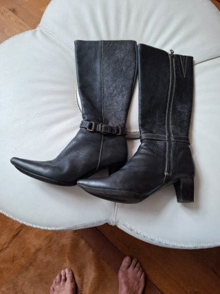 Botas de piel negra con hebillas