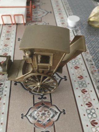 Carroza de bronce con caballo