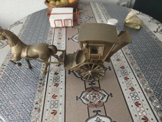 Carroza de bronce con caballo