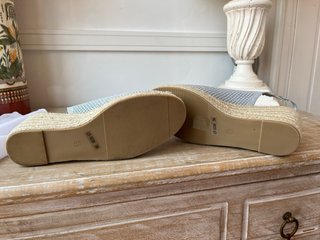 Cuñas Lurex Caladas Beige y Plateadas