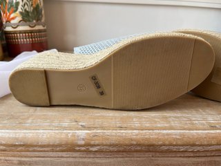 Cuñas Lurex Caladas Beige y Plateadas