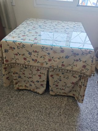 Mesa de madera con cristal y vestidura floral