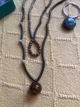Conjunto collar y pendientes bisutería artesana.