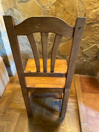 Sillas de madera con cojín amarillo