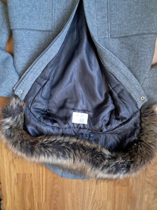 Abrigo gris con capucha y pelo Zara