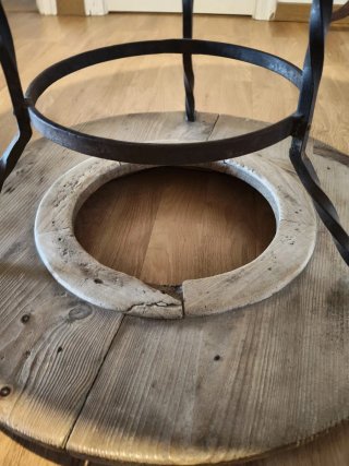 Mesa redonda madera antigua. Málaga.