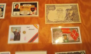 Mechero, pitillera, billetes y carnet reproduccion